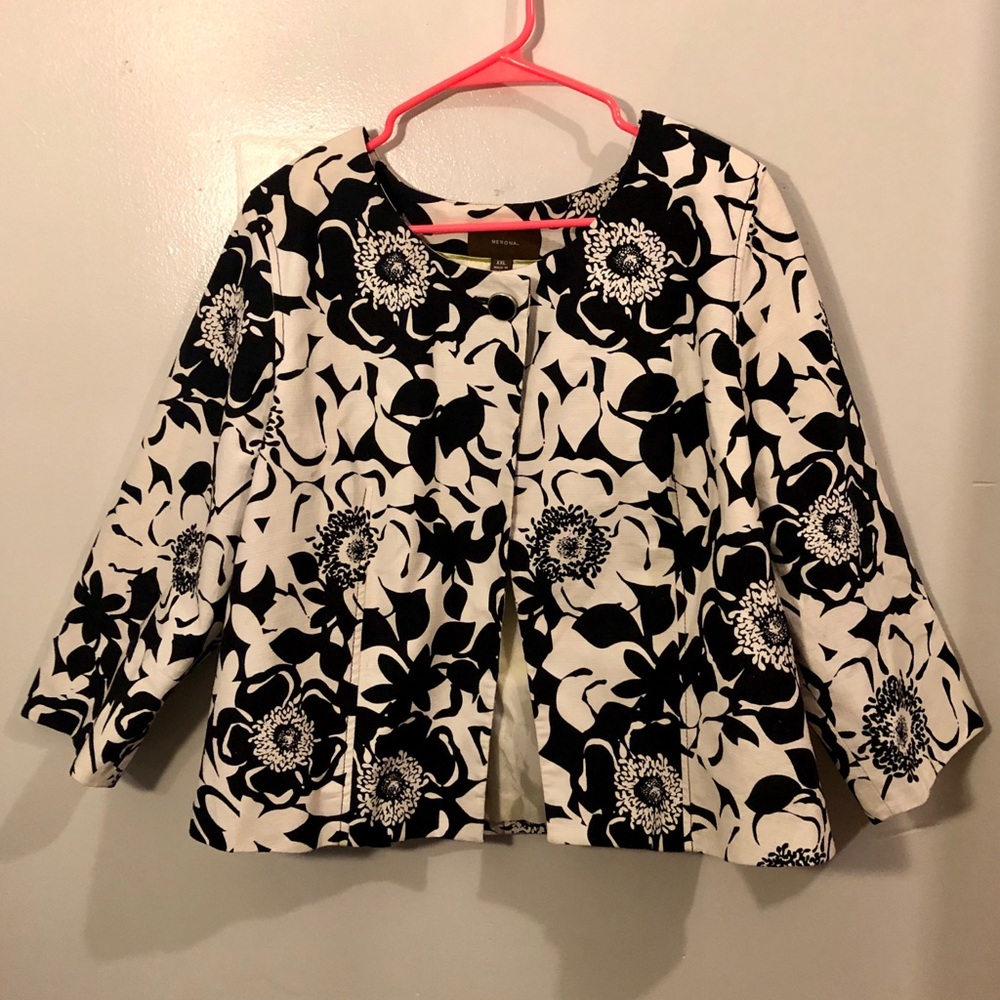Black & white floral crop blazer plus size